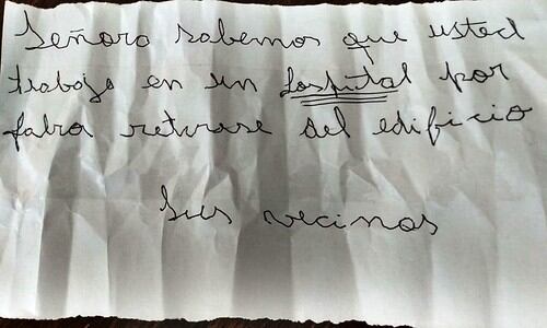 Norma Noemí Larrondo recibió una carta anónima de sus vecinos en la que le pedían "que se fuera del edificio".