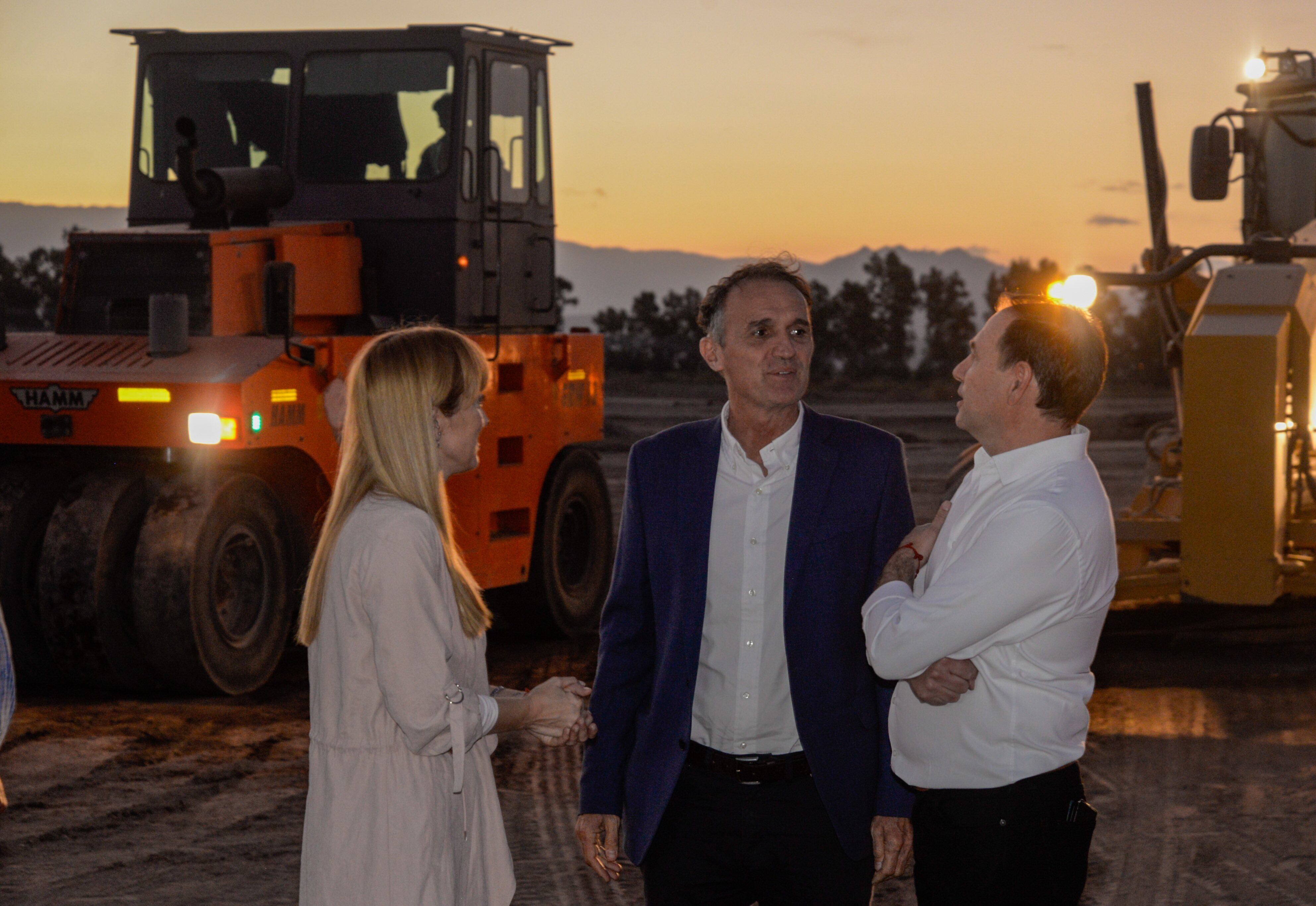 La senadora kirchnerista Anabel Fernández Sagasti, junto al ministro de Obras, Gabriel Katopodis y el intendente de Lavalle, Roberto Righi. Hoy conviven dentro del frente, pero el lavallino pide pista. 