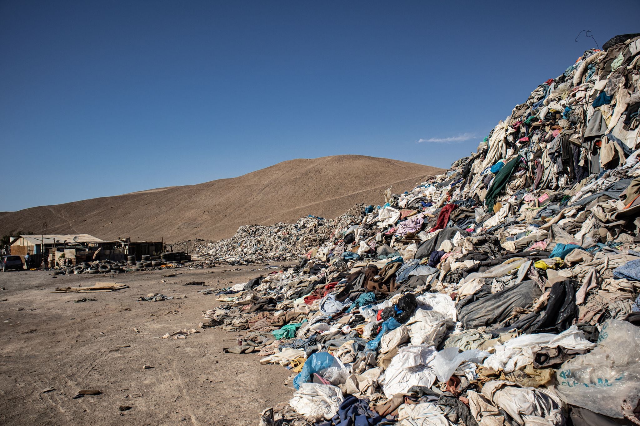 El basurero de ropa usada en el desierto de Atacama en Chile