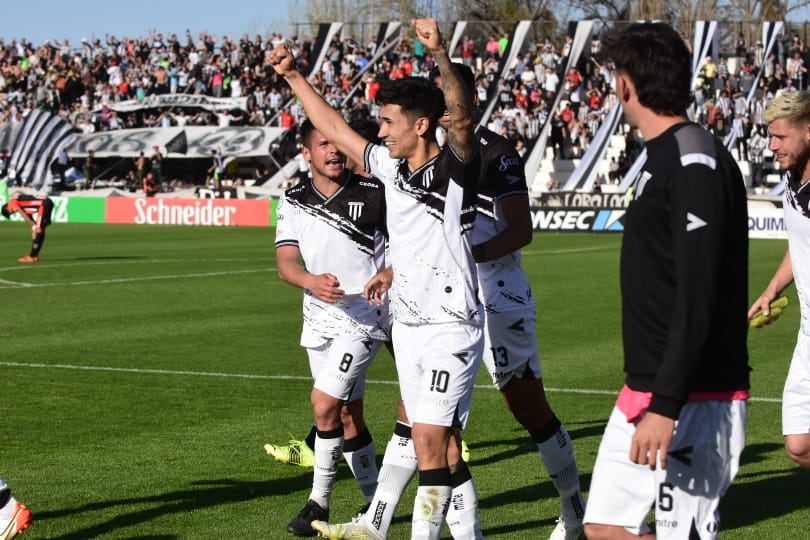 Triunfazo del Lobo del Parque. Por la 32° fecha de la Primera Nacional, Gimnasia y Esgrima derrotó por 2-1 a Chacarita con un tanto agónico de Santiago Solari. / Mariana Villa (Los Andes).