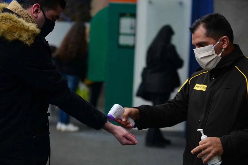 La toma de temperatura en los ingresos a edificios públicos o privados con alta concurrencia ya no es obligatoria.