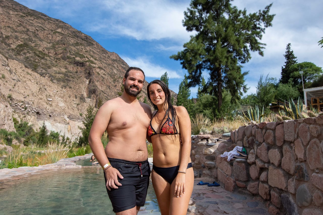 Belén y Tomás, una pareja de Cordoba, eligieron Mendoza como destino para celebrar sus cumpleaños, los dos en febrero con solo un par de dias de diferencia. Pero además Tomas tenía preparado una sorpresa para su novia, en medio de las montañas mendocinas le propuso matrimonio a su amada.

Foto: Mariana Villa / Los Andes  