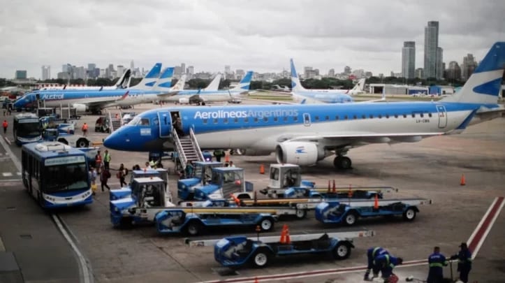 “De esta manera, se busca que los mecanismos de protesta habitualmente utilizados por los sindicatos en la Argentina no afecten a las personas que libremente quieren utilizar los servicios de transporte aéreo”, aclaró Transporte. 