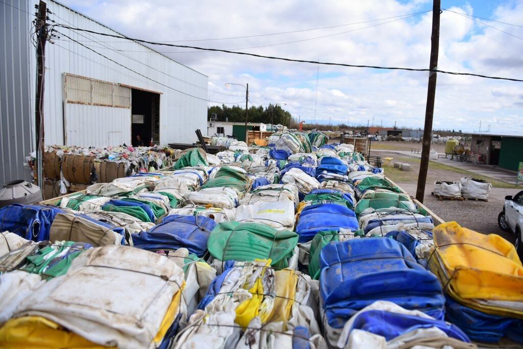 Fardos ya compactados de envases de agroquímicos 