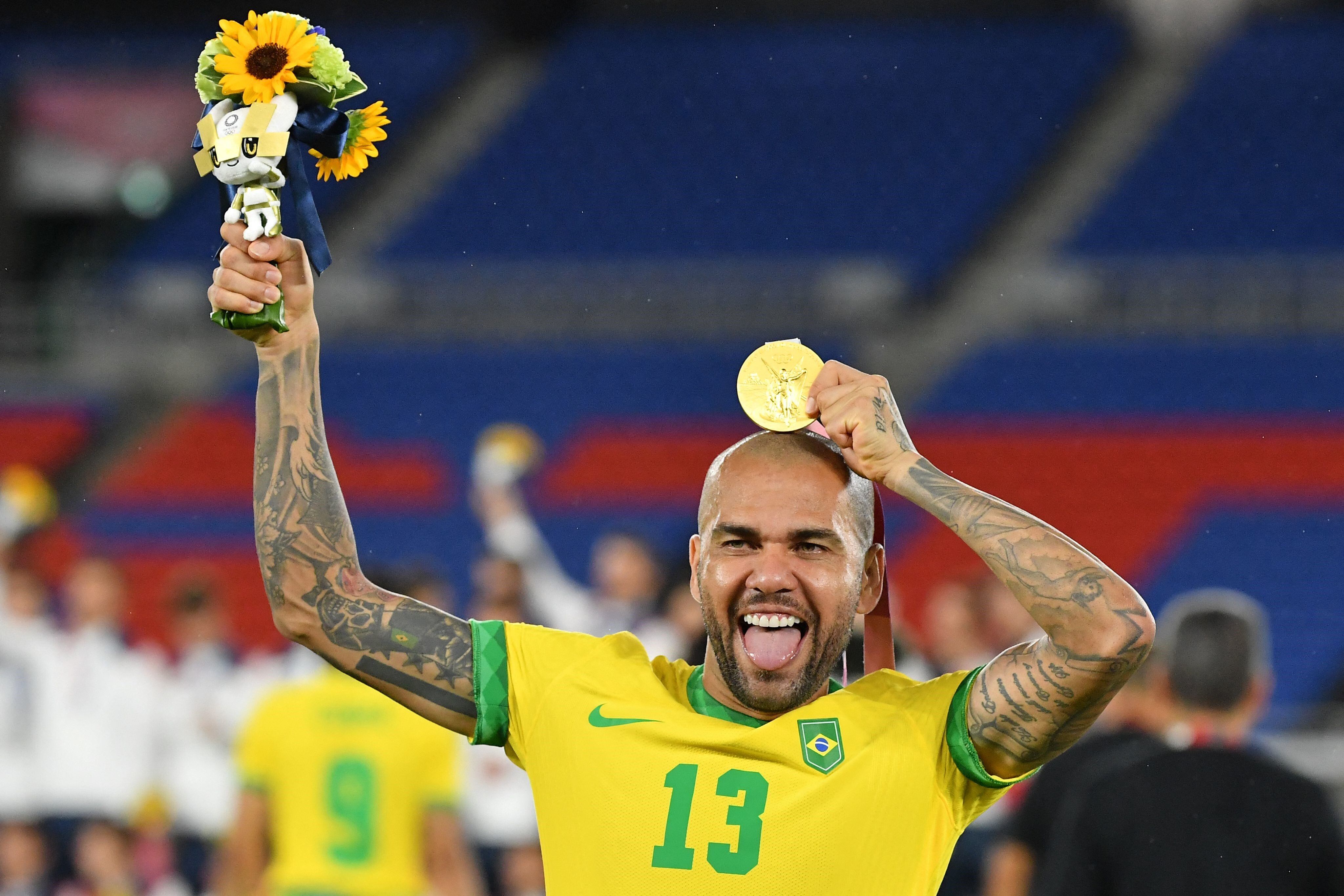 Dani Alves con su medalla olímpica. (AP)