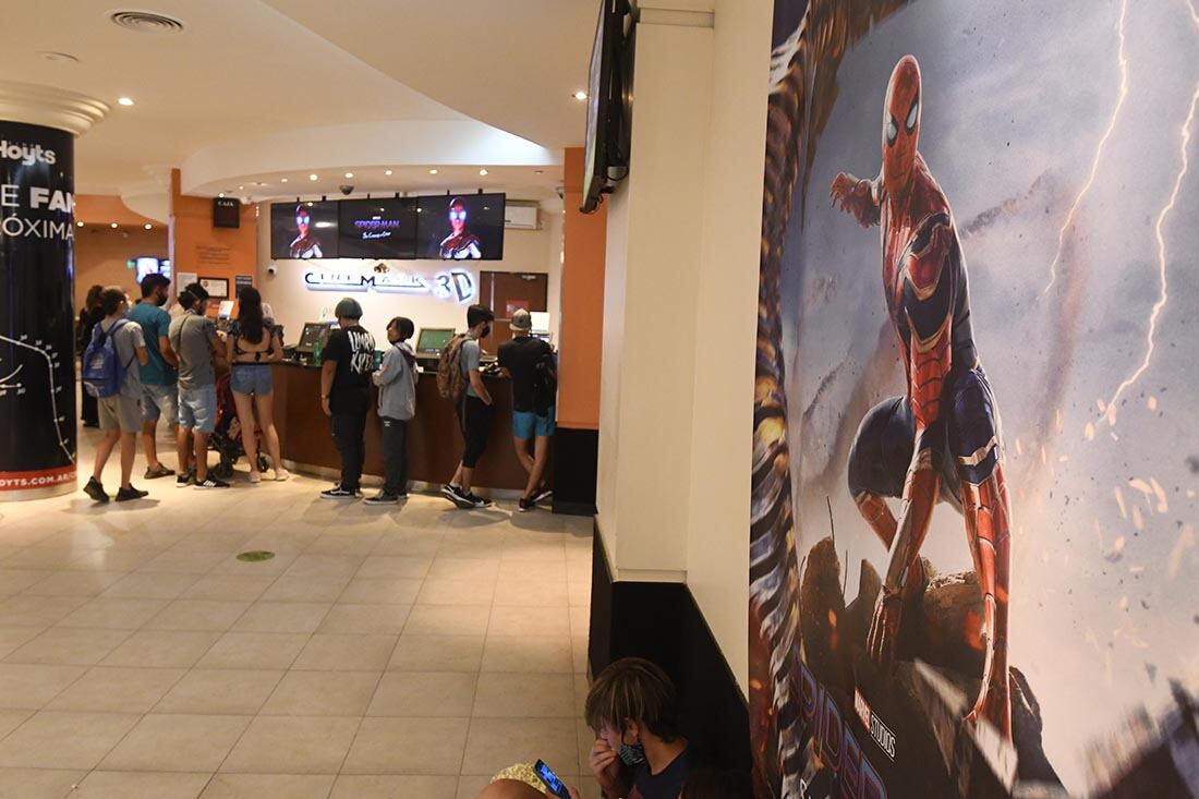 Los fans en el cine Cinemark  Mendoza para ver la película Spider- Man , sin camino a casa.