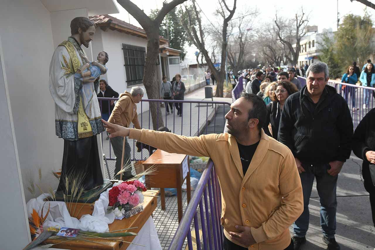 En Godoy Cruz, miles de fieles  mostraron su devoción a San Cayetano,“Patrono del pan y el trabajo” en su día, en el barrio Bancario de Godoy Cruz.
Foto: José Gutierrez / Los Andes