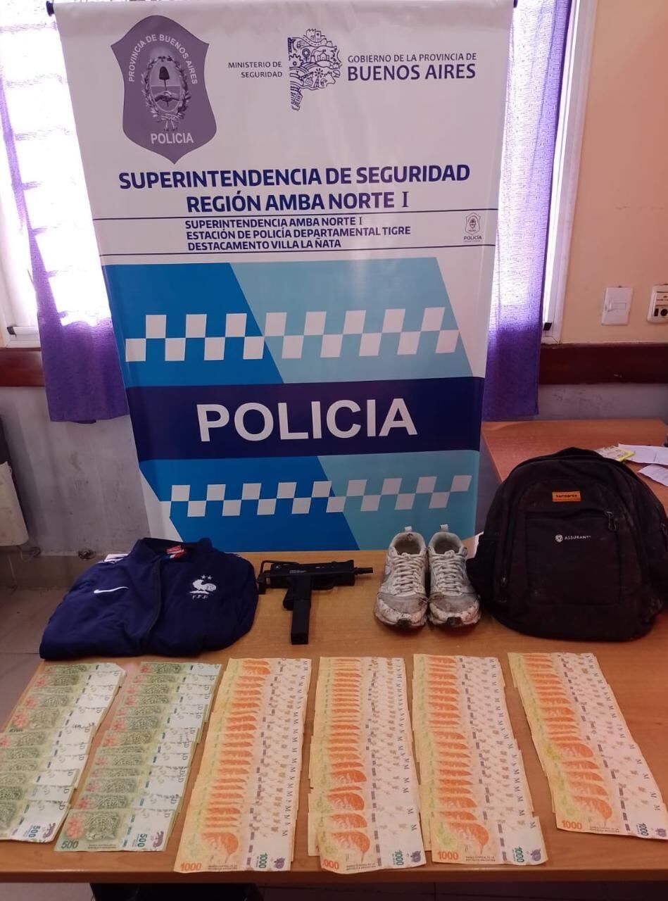 En el domicilio del detenido incautaron la ropa utilizada para el robo, 100.000 pesos y un arma de utileria que replica el modelo de una mini Uzi negra. Foto: Redes. / @mauroszeta