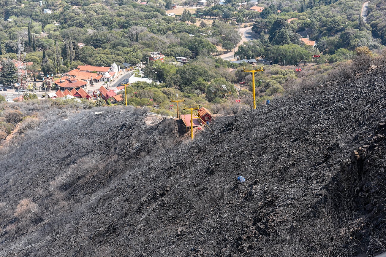 La tradicional aerosilla de la ciudad de Los Cocos sufrió los efectos de los incendios. (gentileza La Voz)