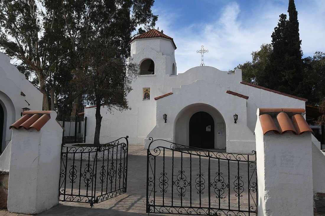 Frente de la iglesia Nuestra Señora del Perpetuo Socorro ubicada en Chacras de Coria en el departamento de Lujan de Cuyo