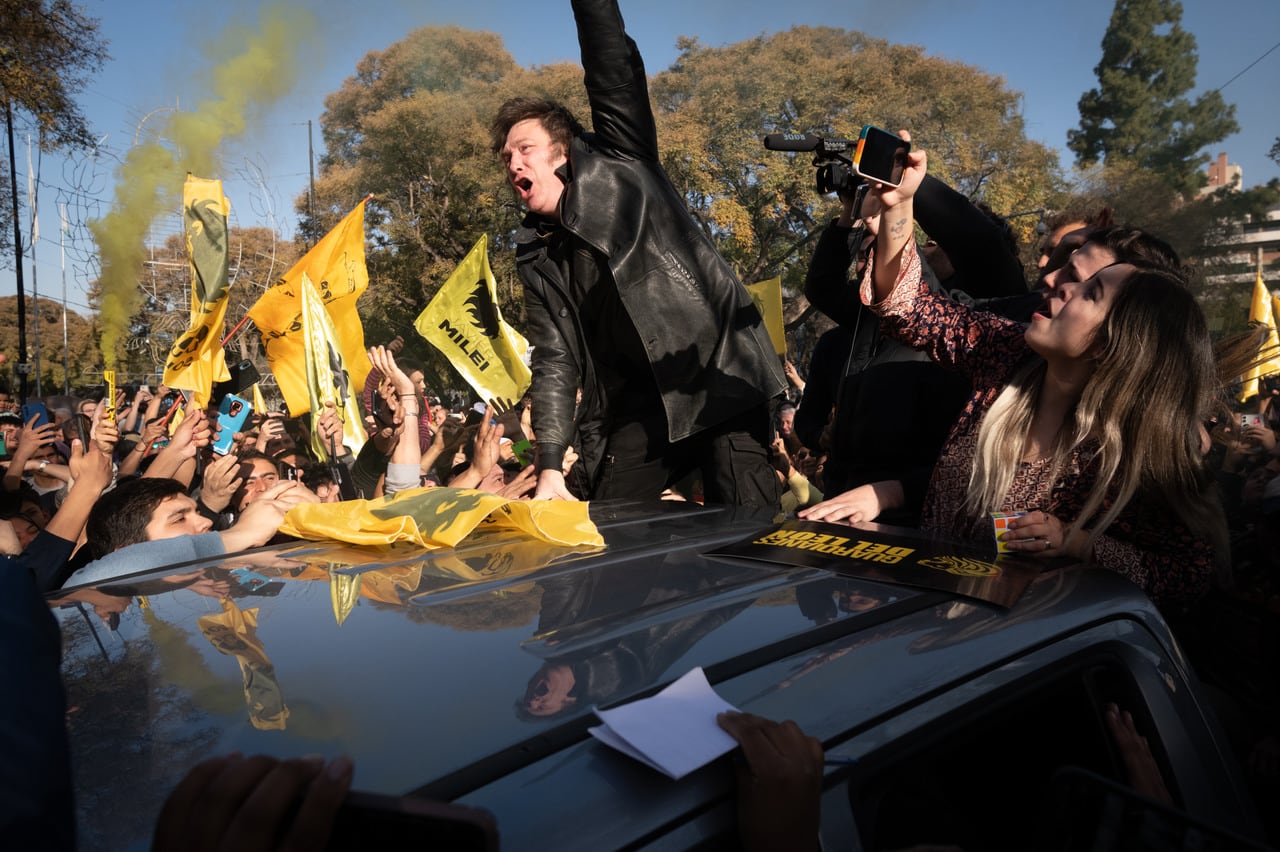 Curiosa visita de Javier Milei a 8 dias de las elecciones PASO,  agitó y abrazó a los militantes, pero no hizo ninguna declaración

Foto: Ignacio Blanco / Los Andes 