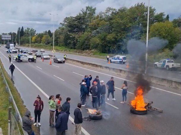 Hace poco tiempo vecinos del lugar cortaron la autopista para exigir que construyan un puente.