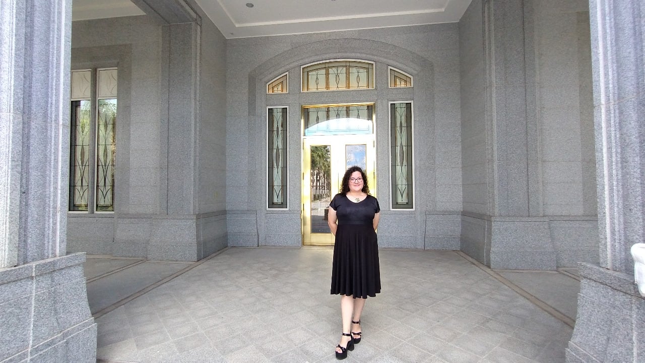 Carolina Santillán y una imagen en el templo de Córdoba, hace un tiempo.