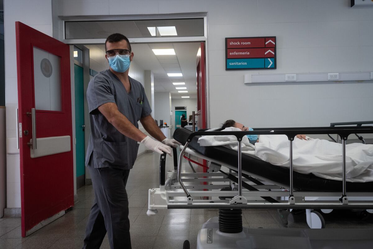 Guardia del Hospital Central de Mendoza.
Durante toda la madrugada de navidad, llegaron personas para ser atendidas por accidentes, riñas, heridos por pirotecnia y armas de fuego
Foto: Ignacio Blanco / Los Andes