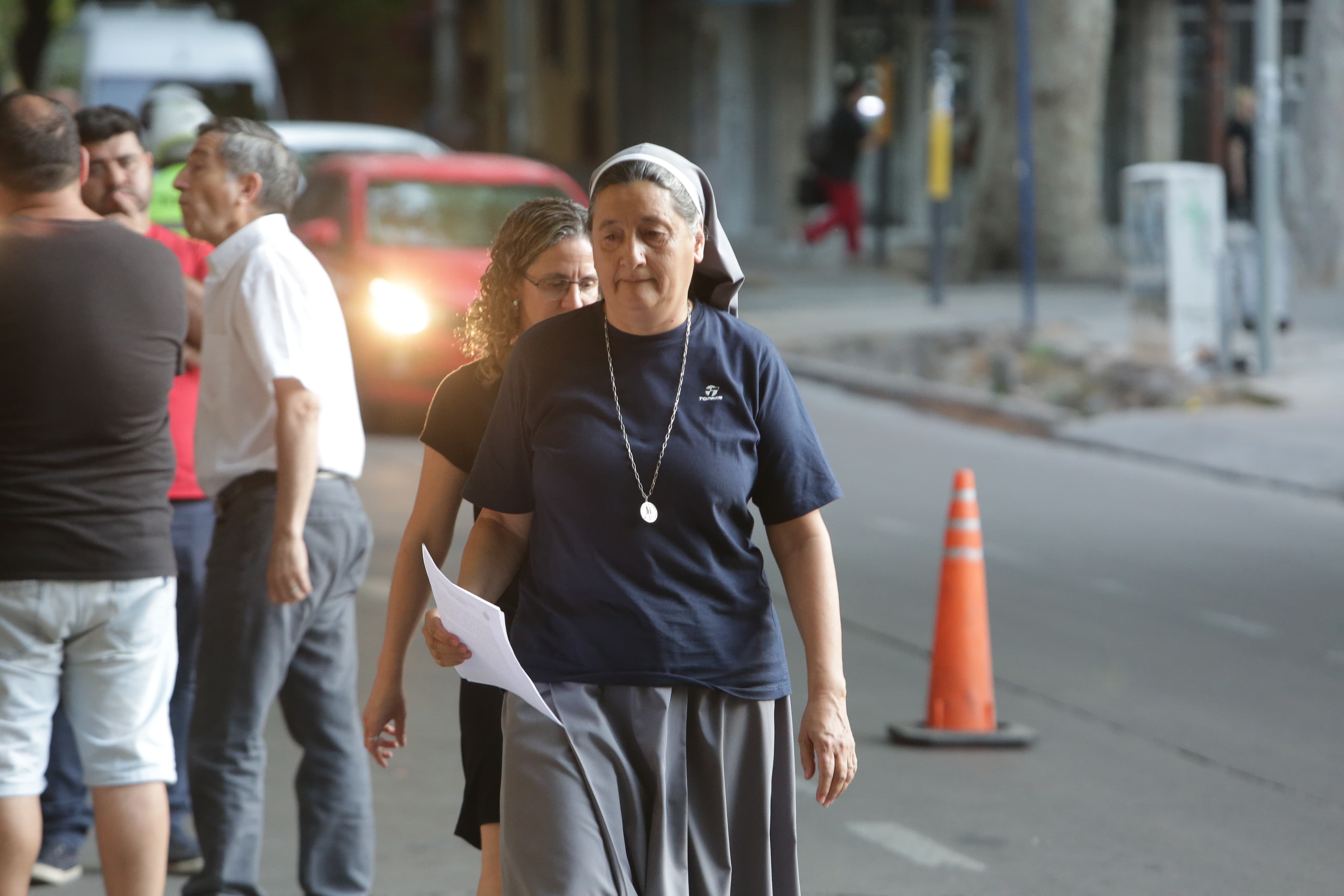 Inés Tessi, Superiora General de la Congregación de las Hermanas Esclavas del Corazón de Jesús, acompañó a las familias que arribaron esta tarde desde Córdoba - Foto Los Andes