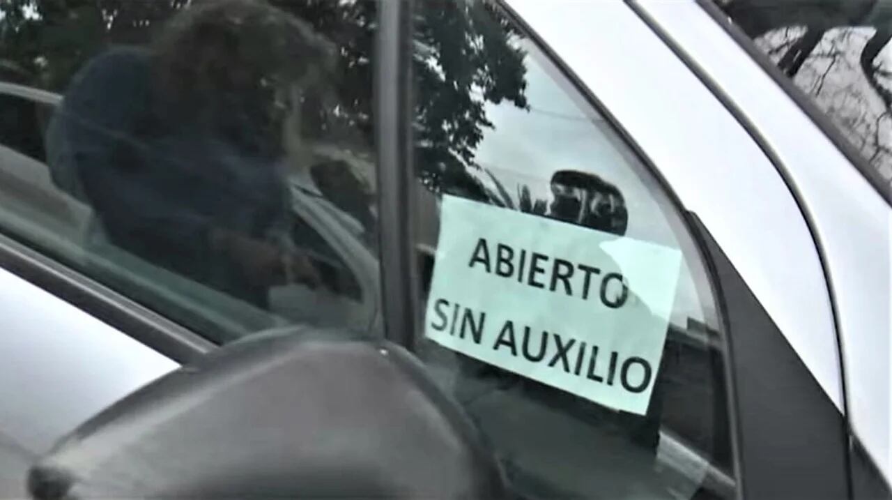 Le robaron seis veces la rueda de auxilio, decidió dejar el auto abierto y poner un cartel.