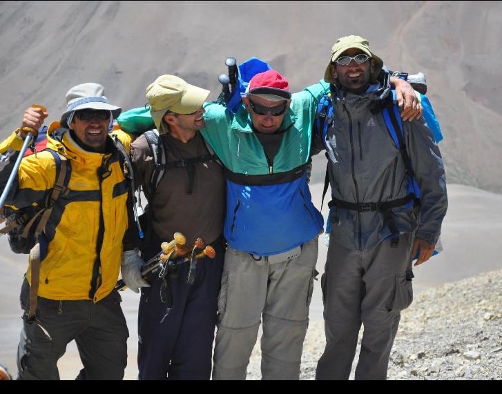 Henry llegando al paso Piuquenes con sus tres hijos, en uno de los últimos cruces que realizó, de casi 30 en total. (Cruce de la cordillera, por ese paso que conecta el Valle de Uco con San José de Maipo).