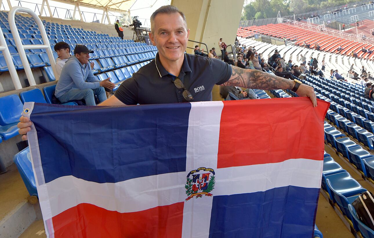 El austríaco que llegó a Mendoza para ver jugar a su hijo, parte de la Selección de República Dominicana. / Foto: Orlando Pelichotti