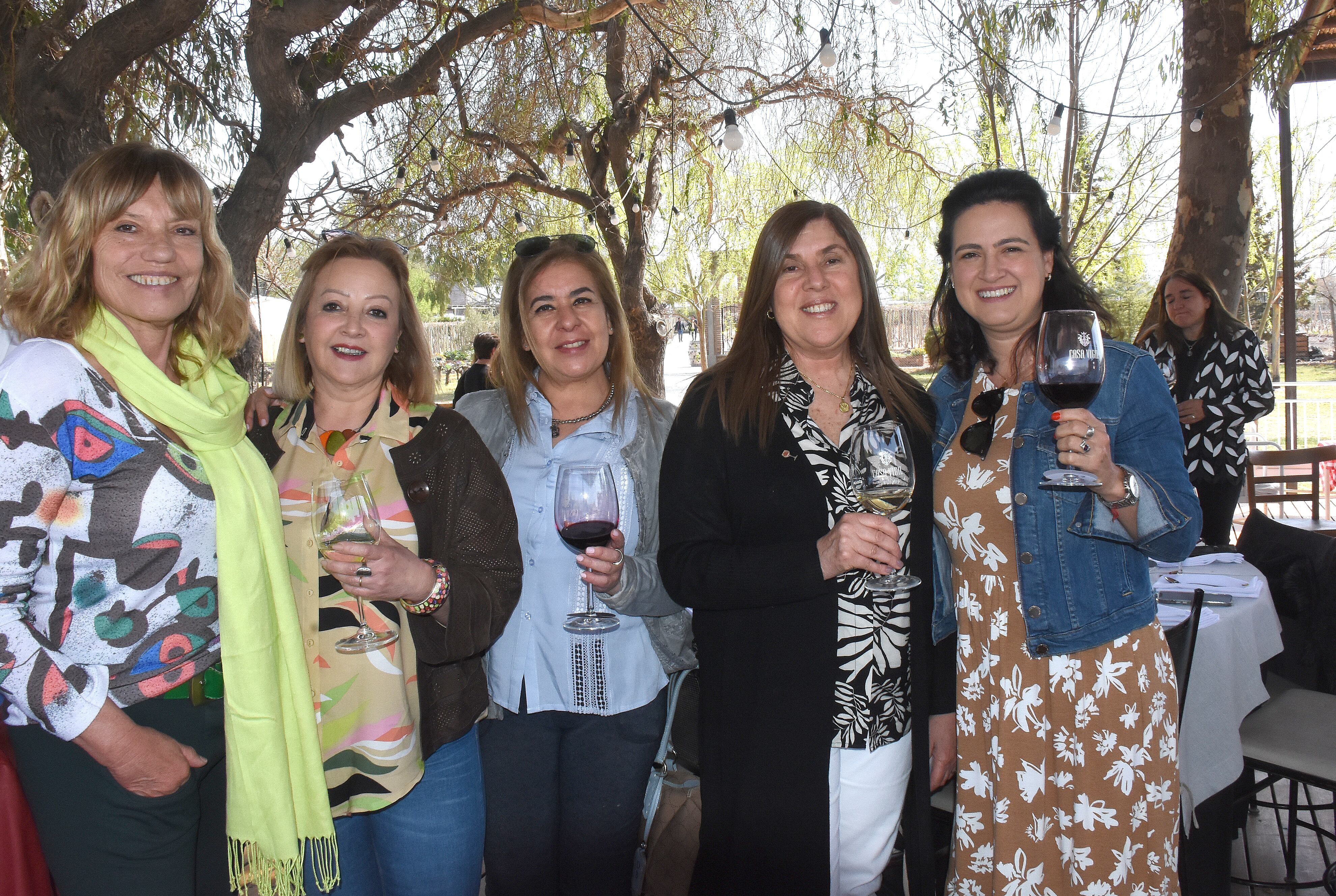 Margarita Viel, Adriana Carrasco, Elisa Figueroa, Ana Gaibazzi y Deise Bastos. Ph Eduardo Dolengiewich.