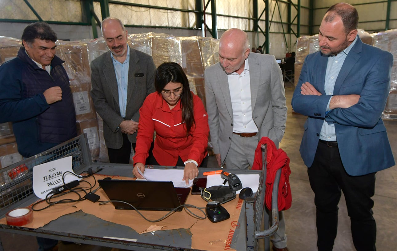 La Junta Electoral de Mendoza con el Presidente r. Dalmiro Garay y el Secretario de la Junta, Dr. Jorge Albarracin, recorrieron Andreani a fin de presenciar el trabajo que se está haciendo para las elecciones provinciales del próximo domingo 24 de septiembre

Foto: Orlando Pelichotti