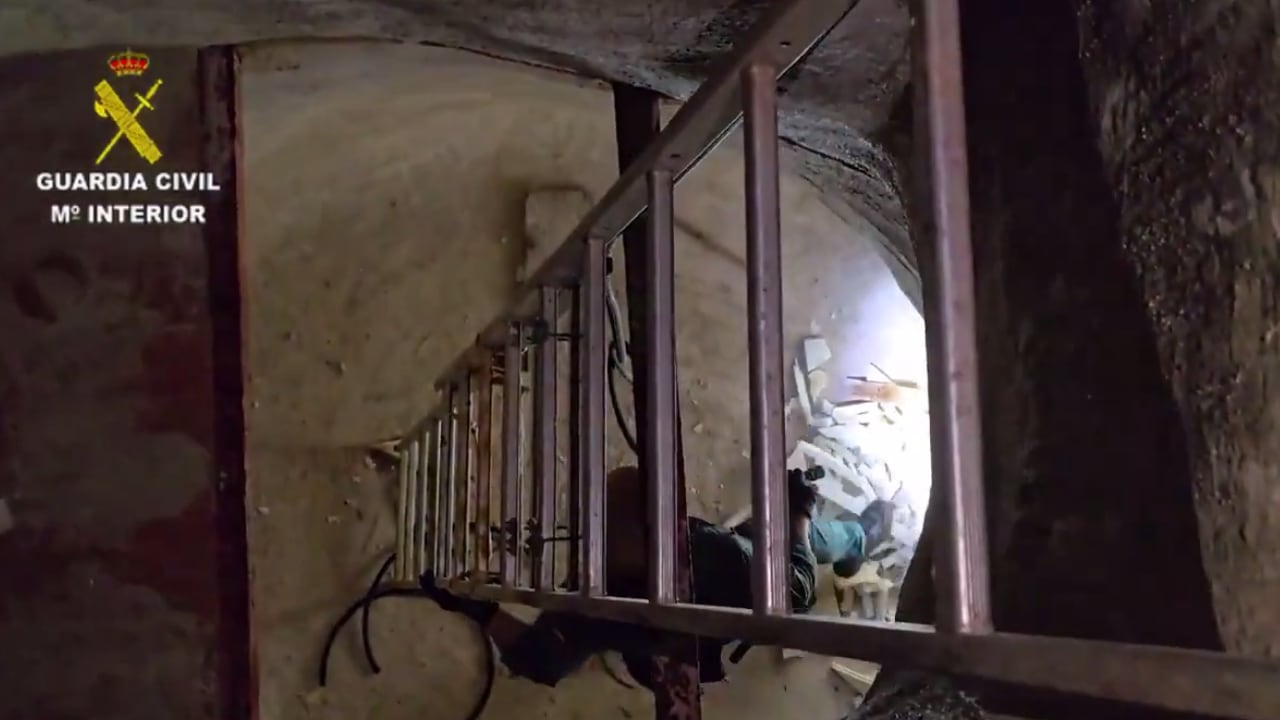 El pozo donde el hombre castigaba a la menor de edad. Foto: Gentileza Guardia Civil Española.