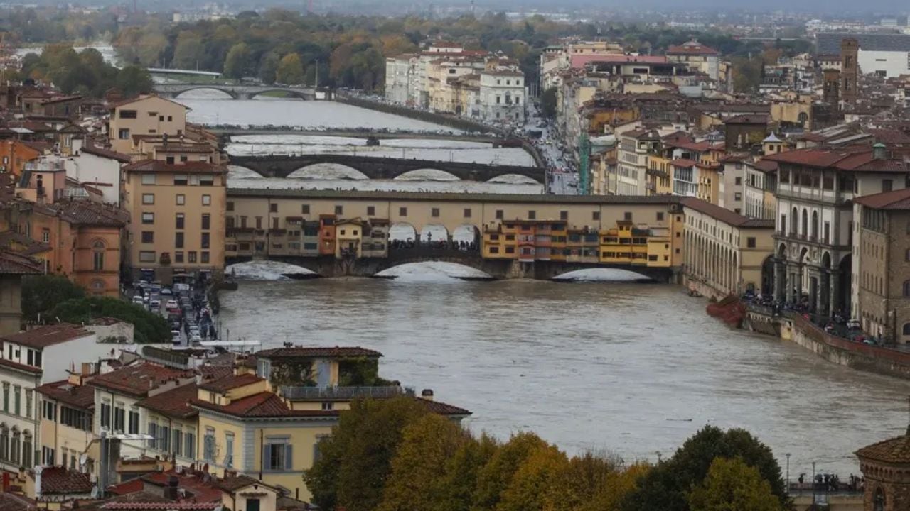 Florence (Italy), 17/11/2019.- Rough waters and high levels on the Arno river at the ancient Ponte Vecchio in central Florence, Italy, 17 November 2019. The Arno continues to rise in Florence, with a probable peak at the 'Firenze Uffizi' survey station at around 12 pm today, near or slightly below the second critical level of 5.5 meters. (Incendio, Italia, Florencia) EFE/EPA/CLAUDIO GIOVANNINI