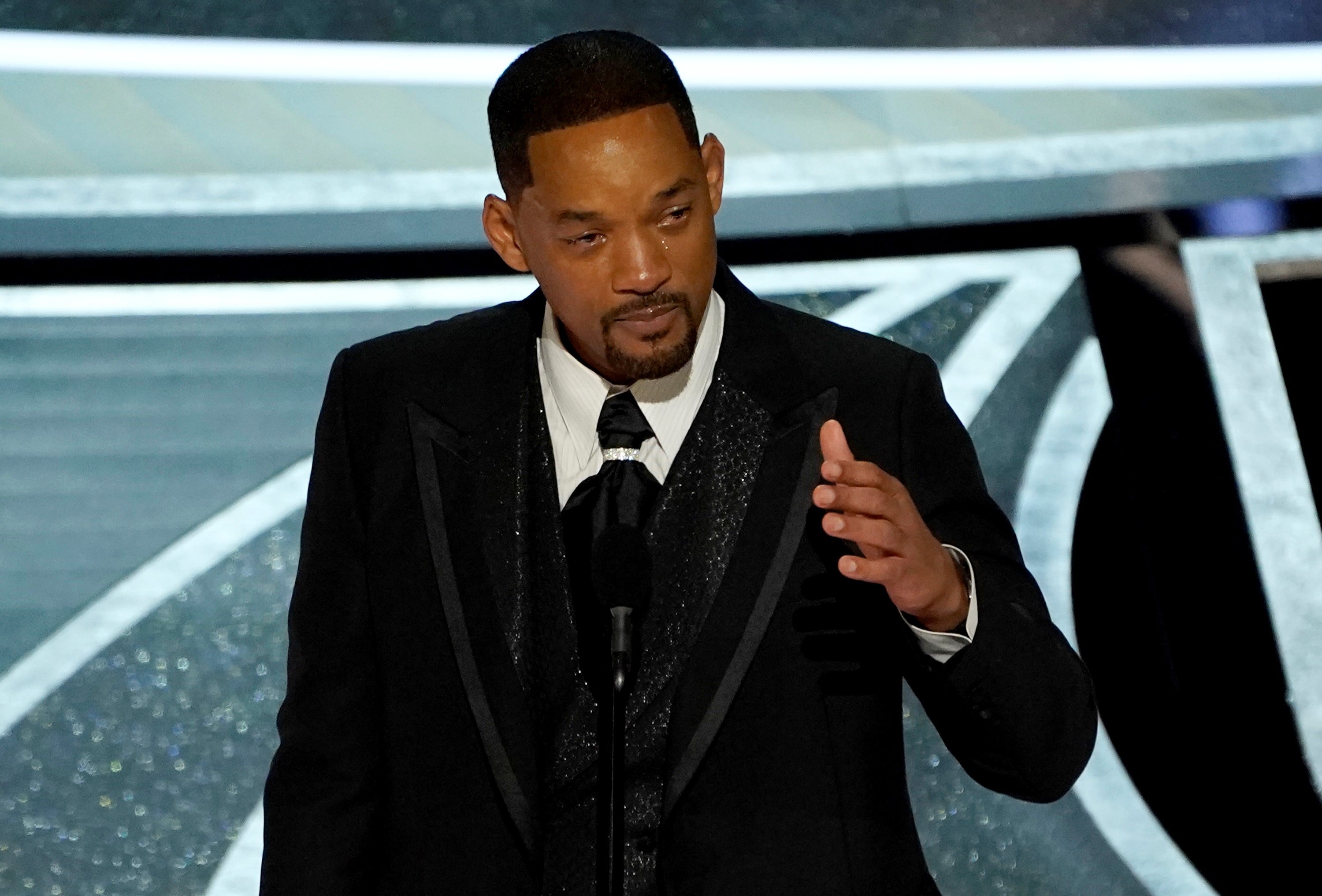 Will Smith pidió disculpas por la agresiíon a Chris Rock cuando lo premiaron como mejor actor en los Oscar 2022. Foto: AP.