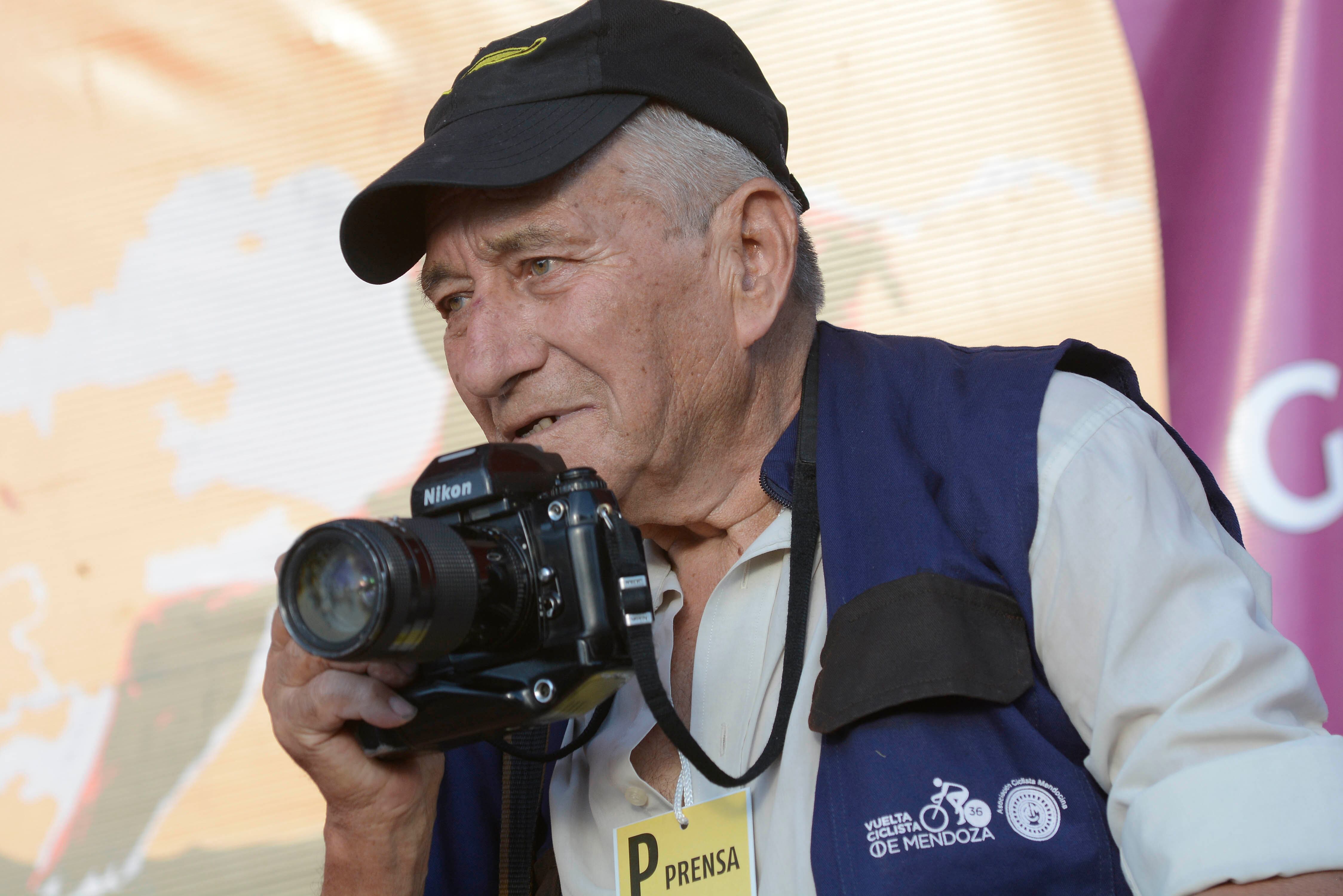 La fotografía y el ciclismo, eran su vida. Foto:  Orlando Pelichotti /Los Andes