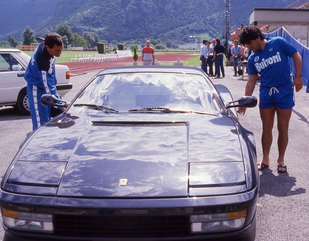 Diego Maradona y la historia de su Ferrari negra.