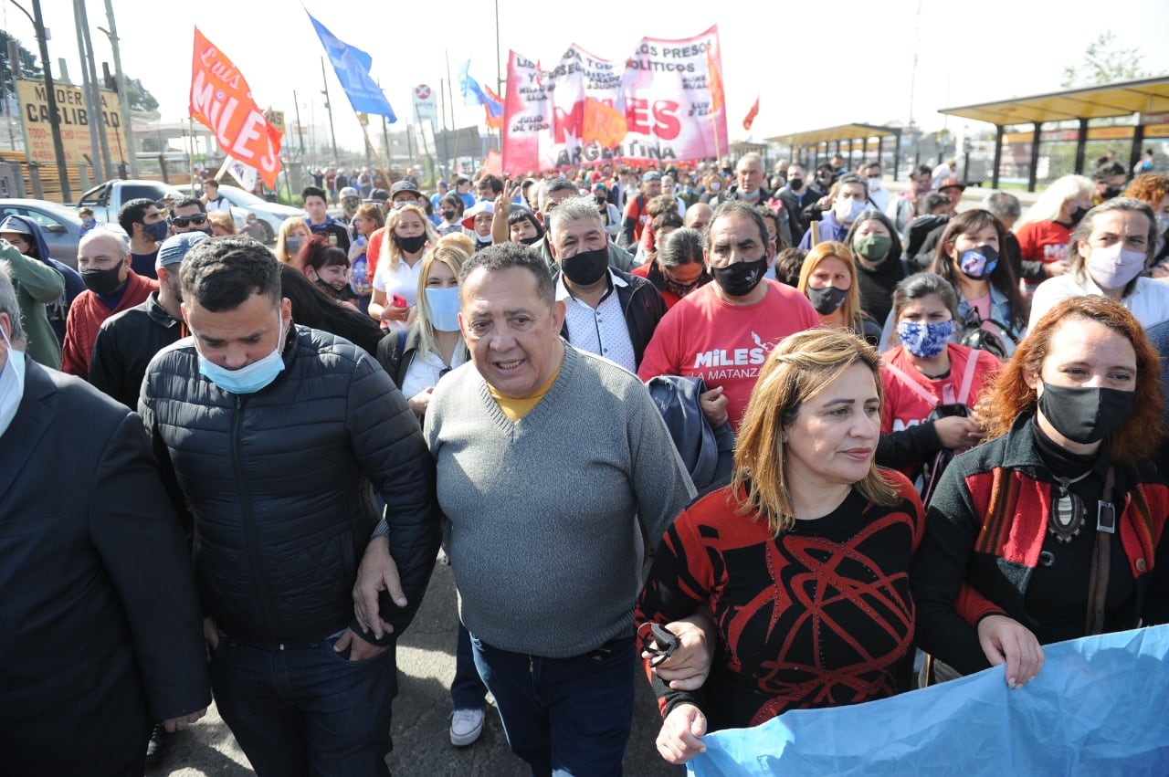 El dirigente social Luis D'Elía quedó hoy en libertad condicional - Clarín