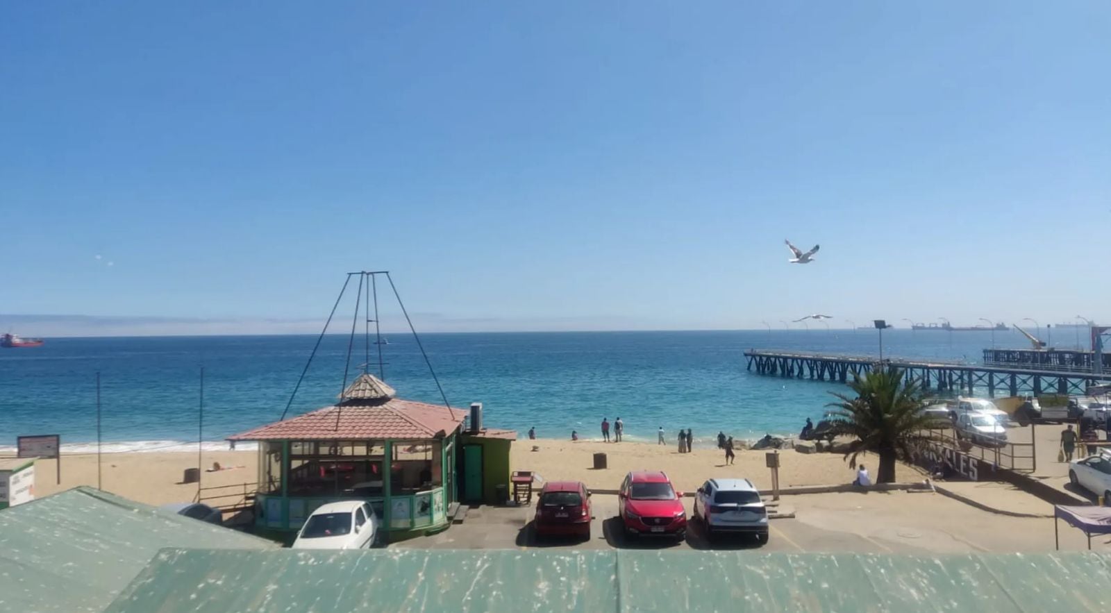 El lugar tiene vista al mar y es una de las mejores pescaderías de la zona.