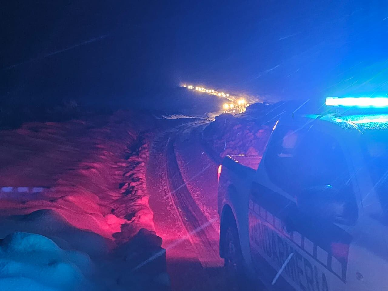 Gendarmería trabaja en el lugar, asistiendo a pobladores y conductores varados. Foto: Gendarmería Nacional Argentina