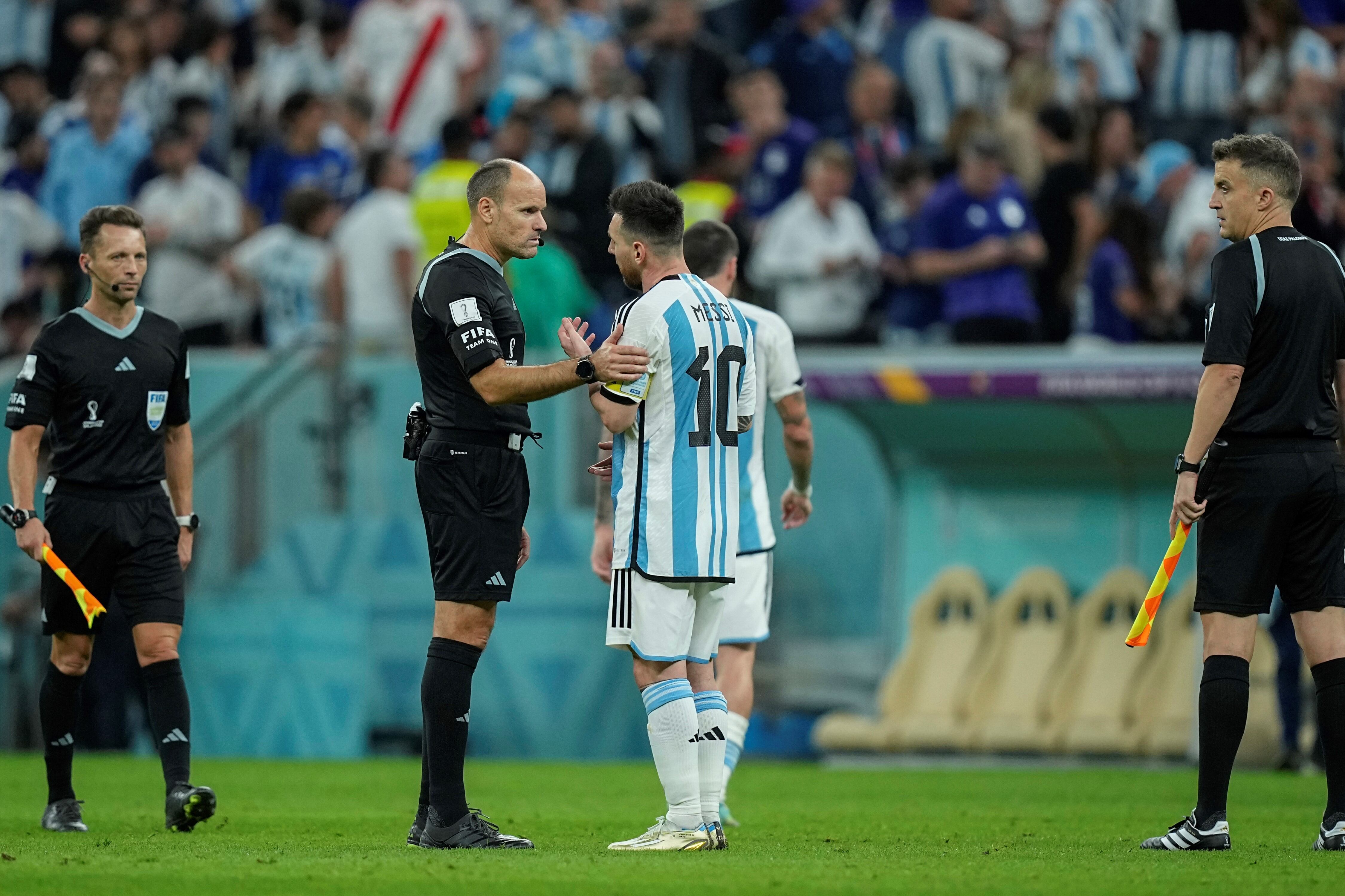 Mateu Lahoz discute con Messi. (AP).