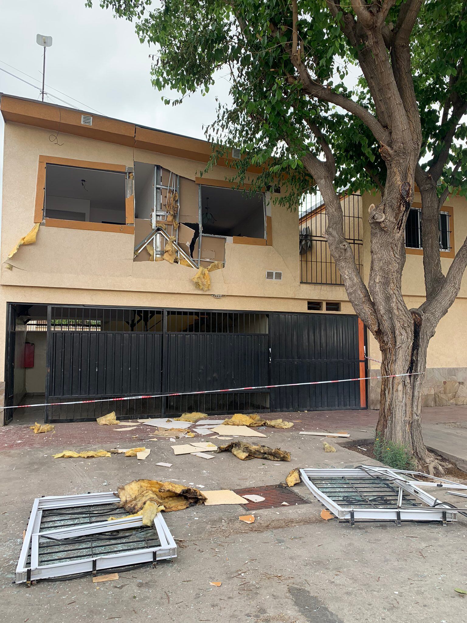 Espectacular incendio y explosión en una casa deshabitada de Las Heras. Foto: X @MailenSanchez5