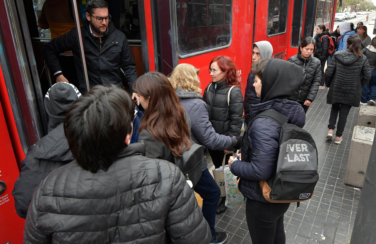 Una cadena de WhatsApp sobre supuestos saqueos sembró el pánico entre comerciantes del centro. Foto: Orlando Pelichotti / Los Andes.