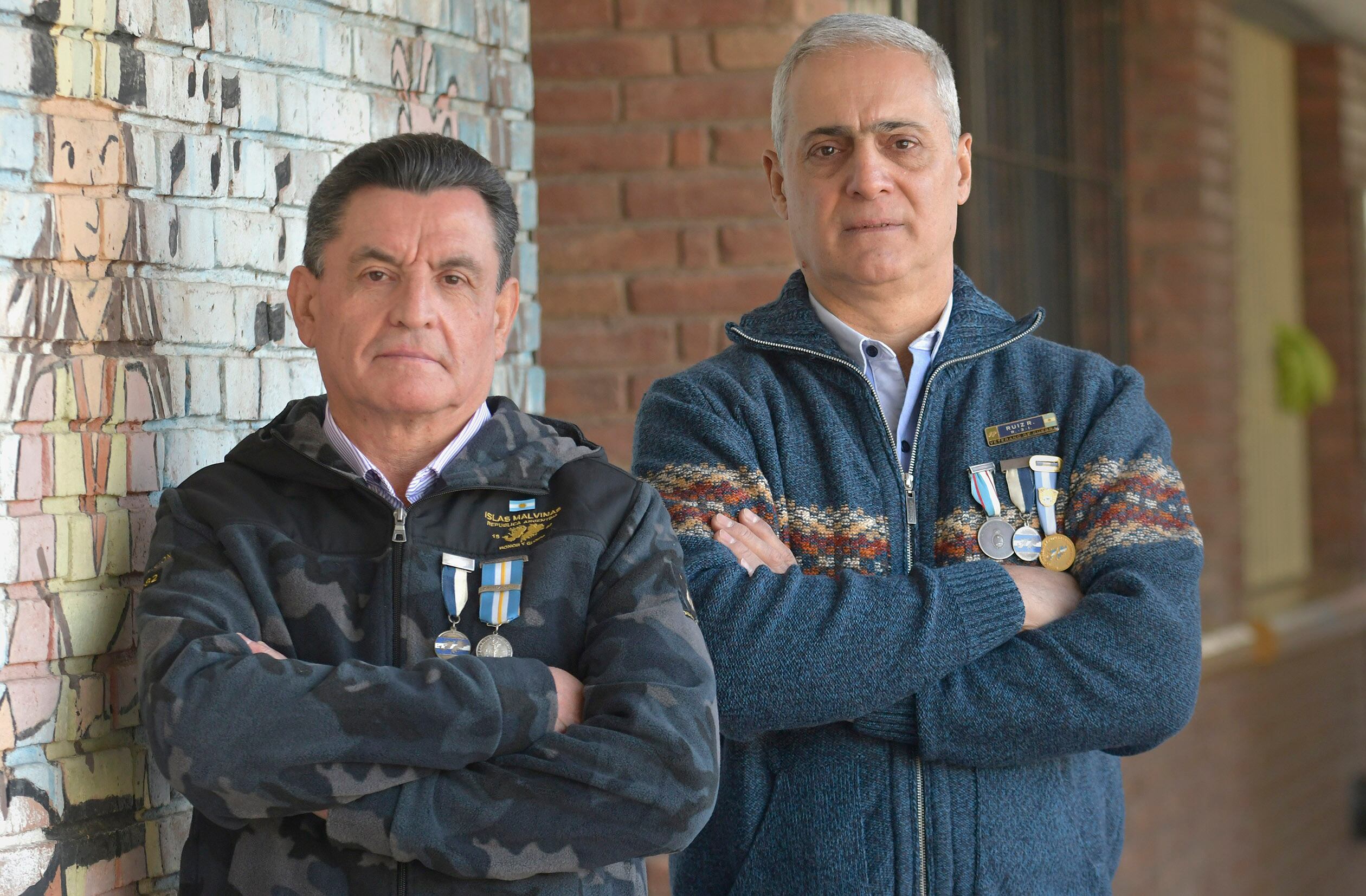 Renato Ruiz y Rodolfo Sevilla, sobreviviente del hundimiento del crucero General Belgrano, participaron de una charla sobre la Guerra de Malvinas en la escuela Brasilia de Godoy Cruz. Foto: Orlando Pelichotti / Los Andes