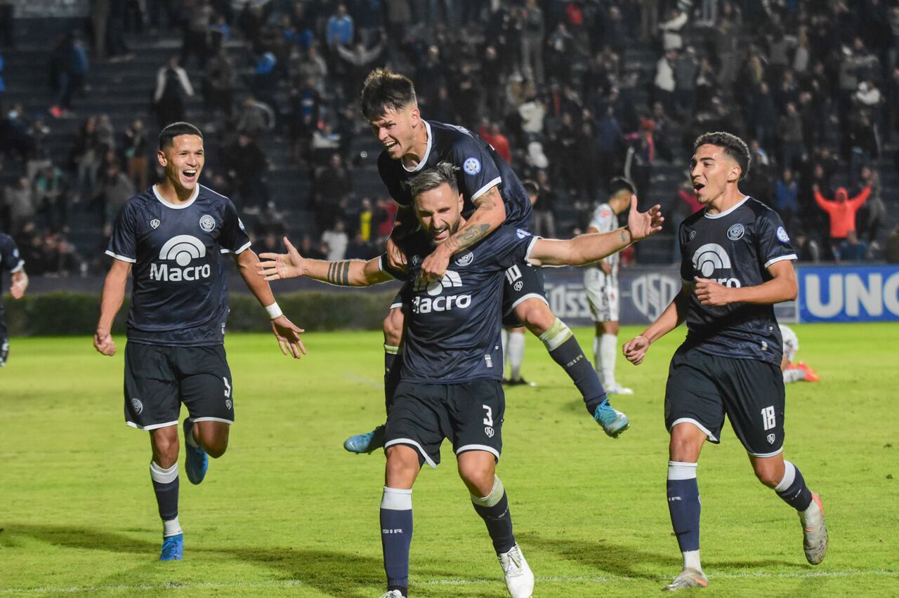 Permitido soñar: con el corazón en la mano, Independiente Rivadavia reaccionó y cantó victoria ante Estudiantes de Buenos Aires. El Pipa Elordi celebra el gol junto a Matias Reali
Foto: Mariana Villa / Los Andes