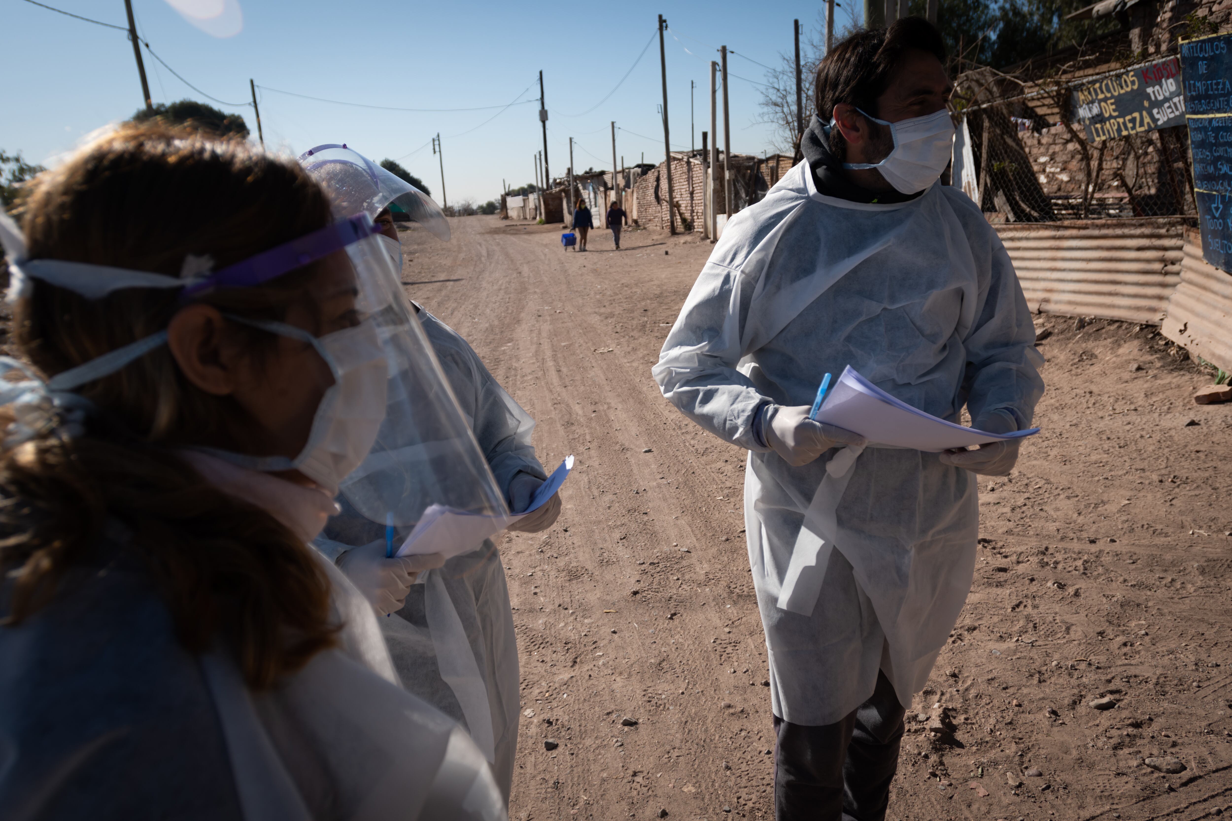 Por el aumento de casos positivos, son cada vez más intensos los operativos sanitarios en los barrios del Gran Mendoza.