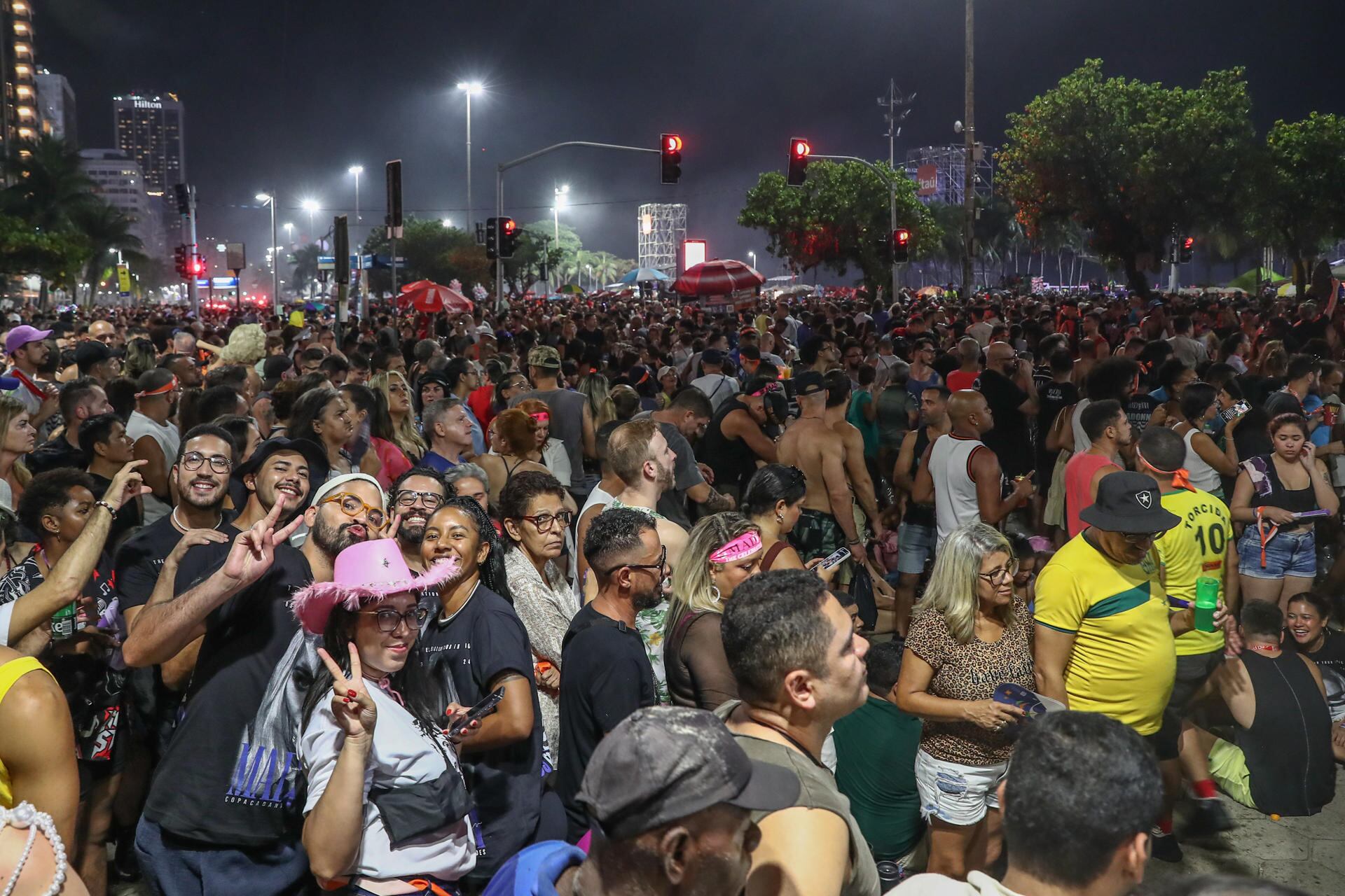 AME3389. RÍO DE JANEIRO (BRASIL), 04/05/2024.- Seguidores de la cantante Madonna esperan en la playa de Copacabana este sábado, en Río de Janeiro, (Brasil). Madonna ofrecerá un concierto gratuito para cerrar su gira "Celebration tour" donde se calcula que asistirán 1,5 millones de personas, el mayor en sus 40 años de carrera EFE/André Coelho
