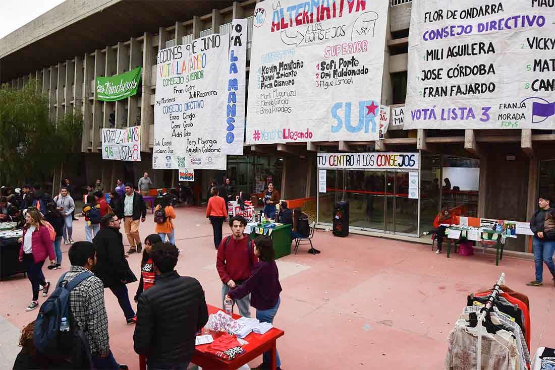 Elecciones en la UnCuyo, por segunda vez en la historia del rectorado una mujer ocupara el cargo.

Foto: Mariana Villa / Los Andes

