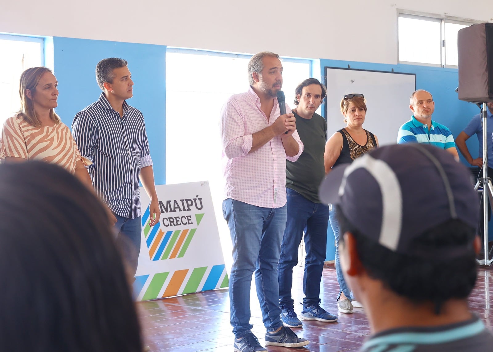 El intendente Matías Stevanato entregó materiales a productores  rurales de Maipú. Foto: Prensa Maipú