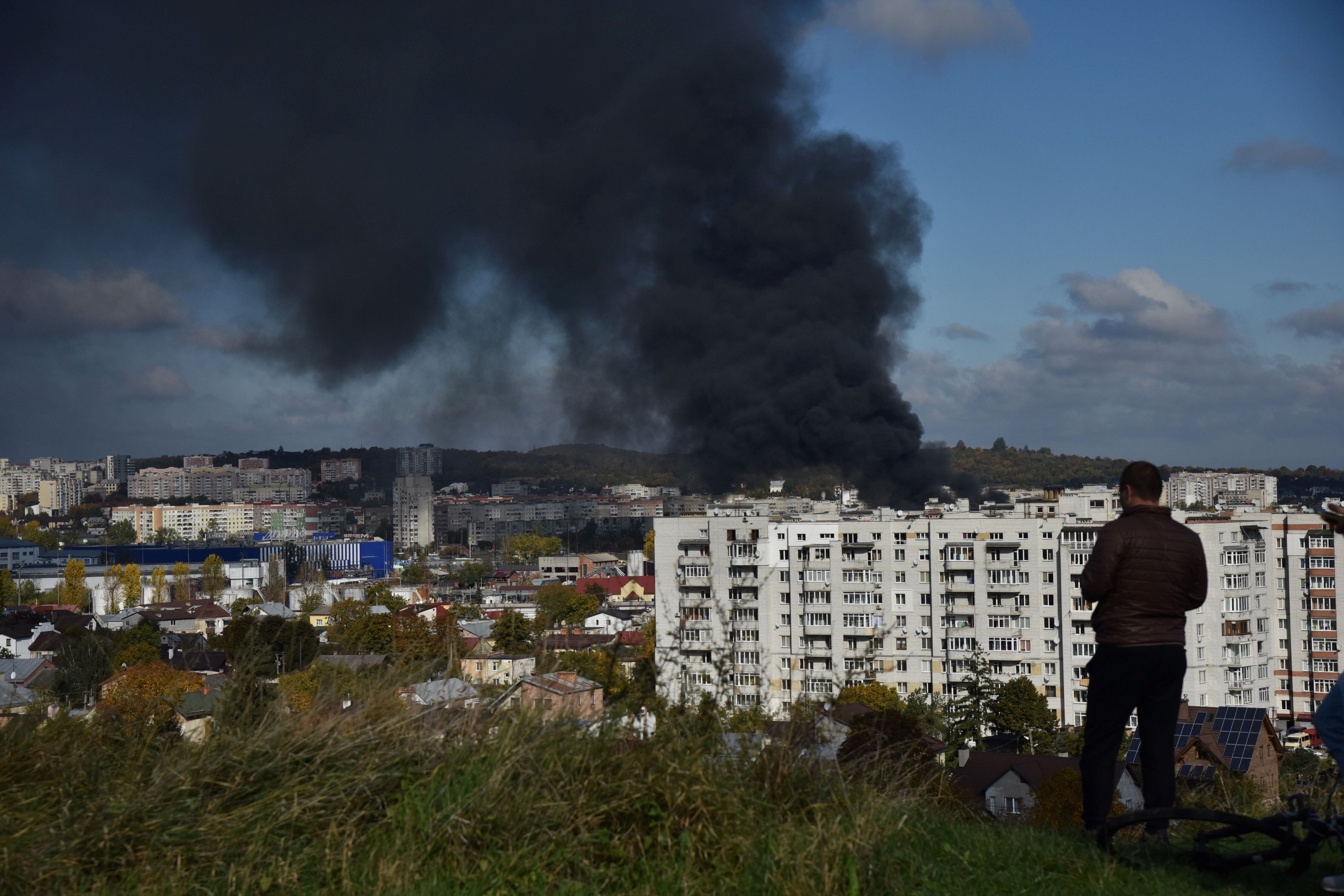 Rusia desató un aluvión letal de ataques contra varias ciudades ucranianas este lunes, aplastando objetivos civiles. . (Foto / AP)