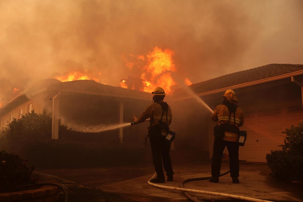 Incendios en Los Ángeles: Bomberos trabajan en una casa incendiada en Pacific Palisades (EFE)