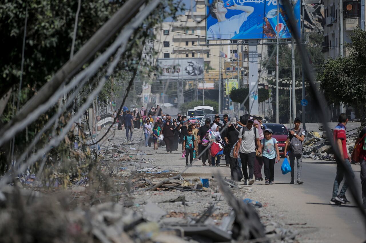 Gaza (---), 13/10/2023.- Residents evacuate Gaza City following an Israeli warning of increased military operations in the Gaza Strip, 13 October 2023. The Israeli Defense Force (IDF) on 13 October called for the evacuation of all civilians of northern Gaza, ahead of an expected ground invasion. EFE/EPA/MOHAMMED SABER
