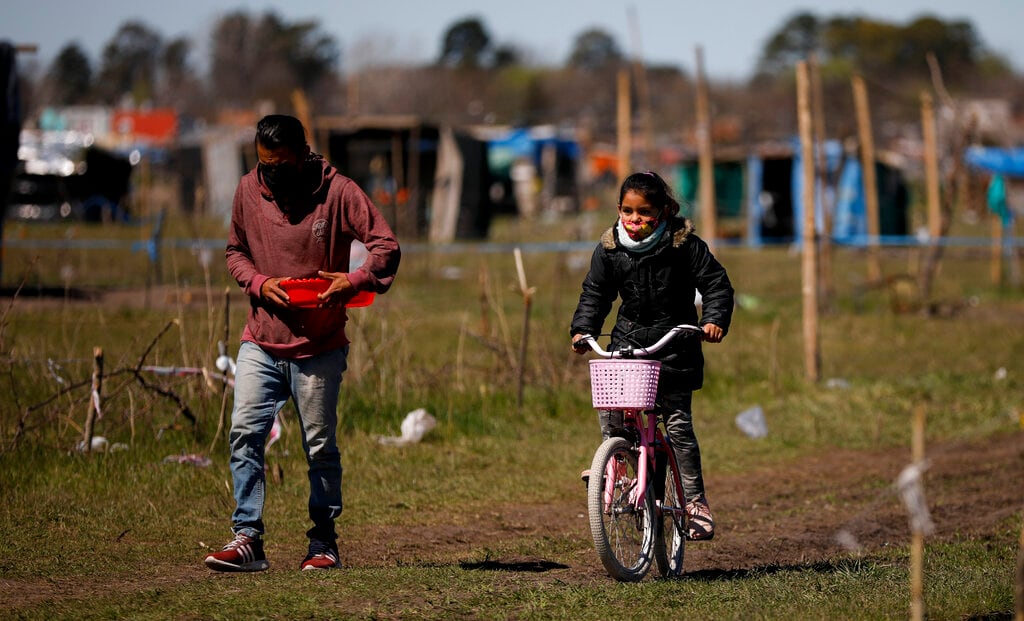 Un hombre y un niño salen a buscar comida a un comedor de beneficencia