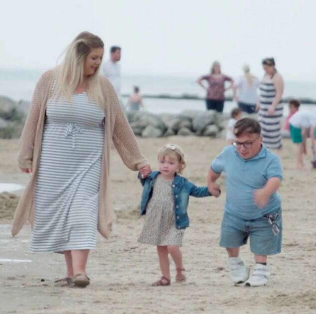 La pareja con su pequeña hija Olivia, de solo dos años de edad.