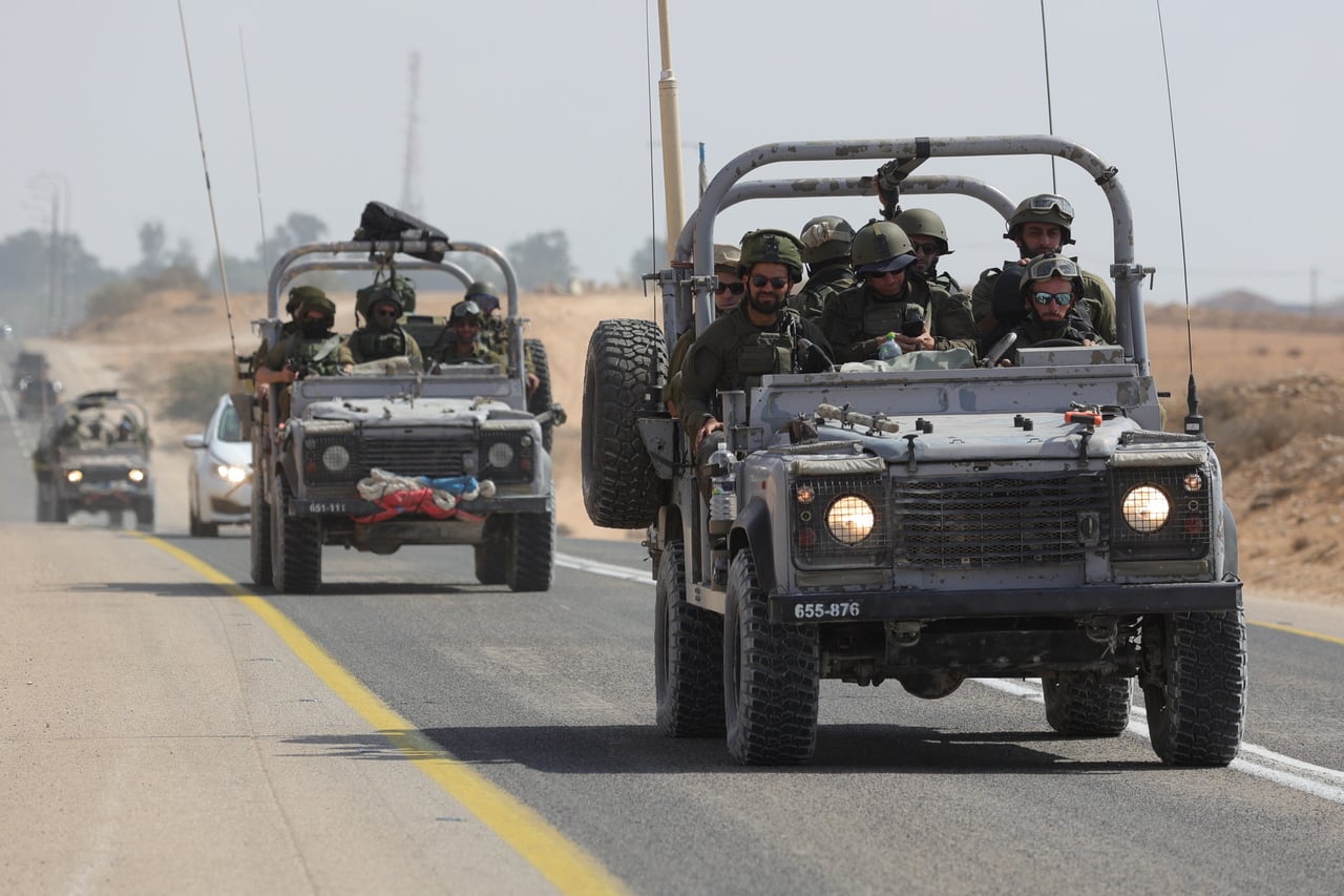 Ofakim (Israel), 11/10/2023.- Israeli soldiers drive along the border with Gaza near the southern city of Ofakim ,11 October 2023. More than 1,200 Israelis have been killed and over 2,800 others injured, according to the Israel Defense Forces (IDF), since the Islamist movement Hamas launched attacks on Israel from the Gaza Strip on 07 October. More than 3,000 people, including 1,500 militants from Hamas, have been killed and thousands injured in both Gaza and Israel since the conflict erupted, according to Israeli military sources and Palestinian officials. EFE/EPA/ABIR SULTAN
