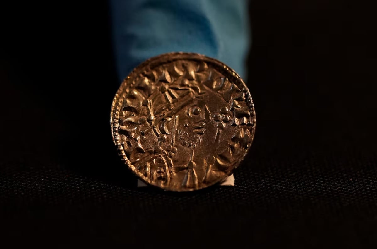 Descubren un tesoro de 2.500 monedas de 1.000 años de antigüedad en Inglaterra. (Foto: Infobae)