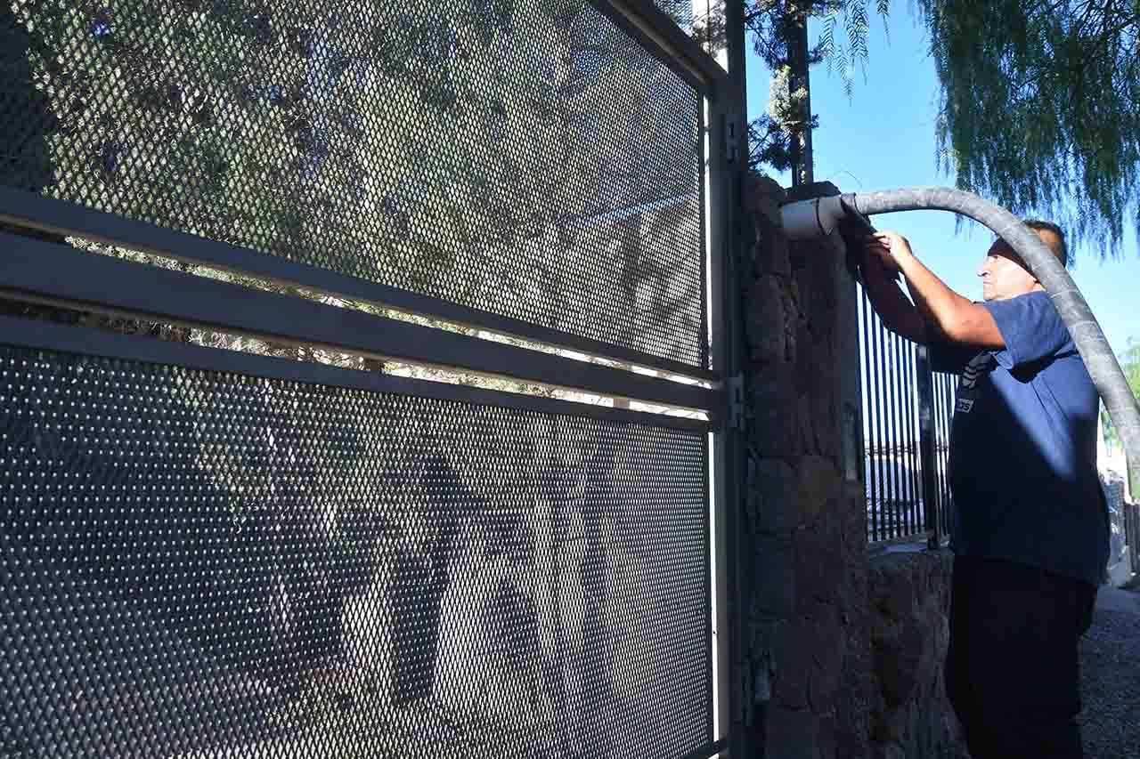 Construirán un acueducto para abastecer de agua potable a los barrios ubicados en la zona de El Challao. Vecinos de la zona contratan camiones para tener agua. Foto: José Gutierrez / Los Andes


