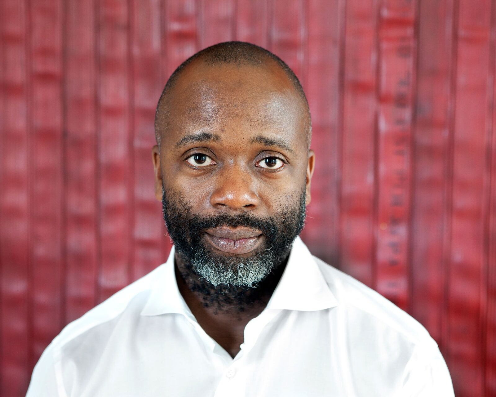 Theaster Gates (1973) crea obras que se relacionan con la teoría del espacio, el desarrollo del suelo, la escultura y la interpretación.